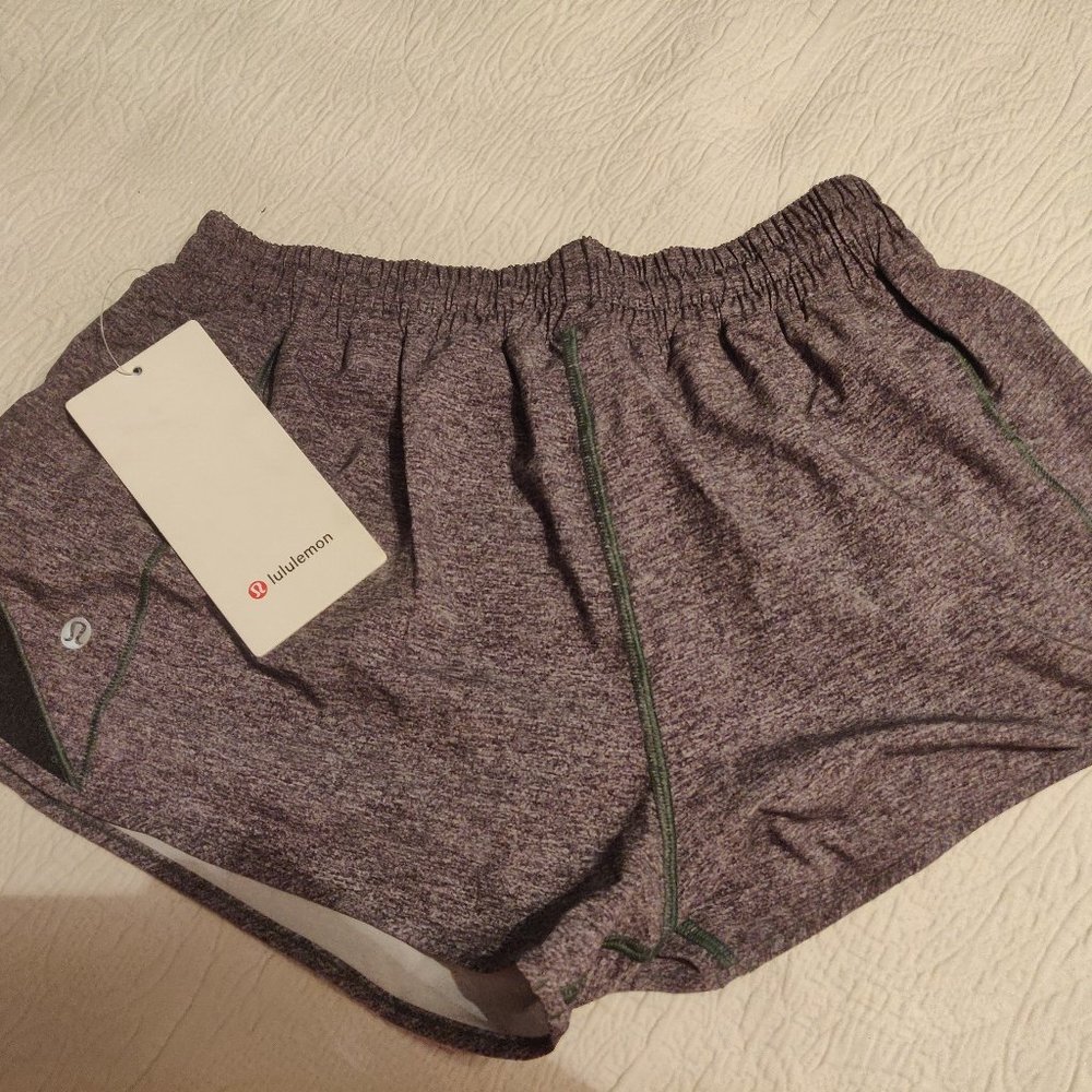 Lululemon - Size 10 reg - Hotty Hot Low-Rise Lined Shorts 2.5"